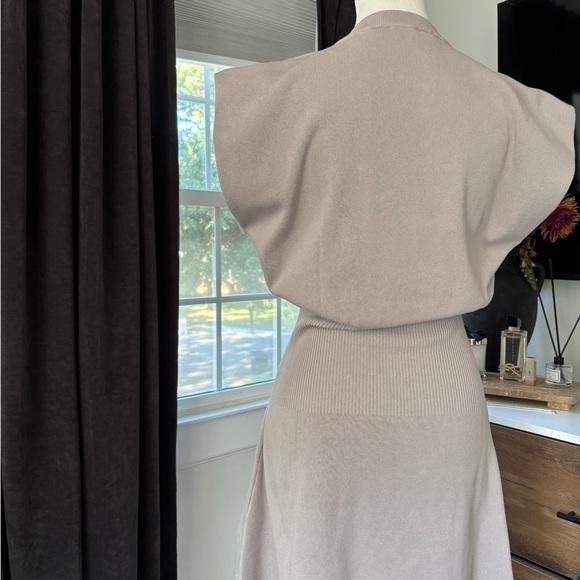 ZARA Elegant Grey Knit Dress - Picture 4 of 4